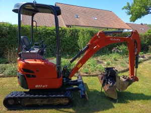 Kubota Minibagger im Garten mit Schaufeln