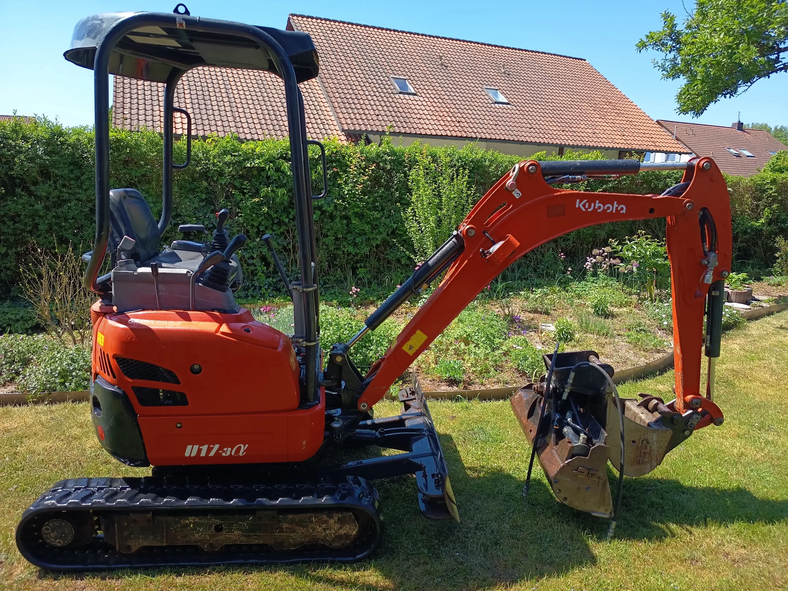 Kubota Minibagger im Garten mit Schaufeln